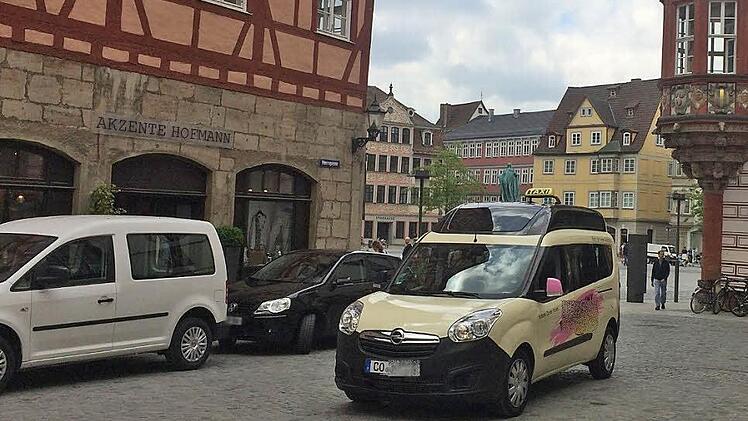 Zwischen 18 Uhr abends und 10 Uhr morgens dürfen Taxen durch die Fußgängerzone fahren, weil sie dann zum "Lieferverkehr" zählen. Außerhalb dieser Zeiten ist die Durchfahrt aber - wie hier in der Herrngasse - auch für Taxen tabu. Foto: Oliver Schmidt