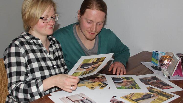 Lisa und Robert Smith schauen ihre Hochzeitsbilder an.  Foto: Friedwald Schedel
