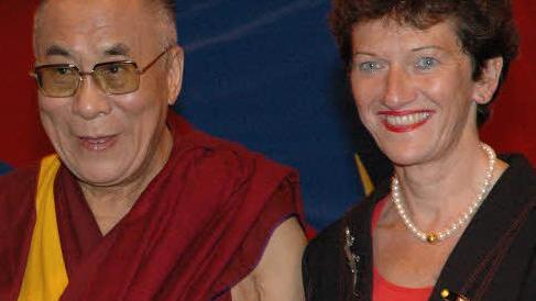 Inge Aures trifft Tenzin Gyasto, den 14. Dalai Lama, in Berlin. Foto: BR-Archiv