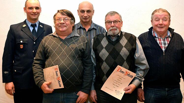 Vereinsvorsitzender Marko Wehner zeichnete vier Mitglieder für 50-jährige Vereinsmitgliedschaft aus. Auf unserem Foto sind (von links) 1. Vorsitzender Marko Wehner, Norbert Endres, Erich Wehner, Hartwig Endres und Werner Schäfer.  Fotos: Peter Rauch