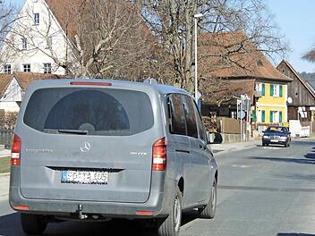 Ferien und Mittagszeit. Das bedeutet ruhigen Verkehr in der Friedhofstraße. Normalerweise ist viel mehr auf der Straße los. Foto: Petra Malbrich