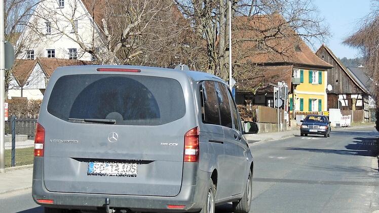 Ferien und Mittagszeit. Das bedeutet ruhigen Verkehr in der Friedhofstraße. Normalerweise ist viel mehr auf der Straße los. Foto: Petra Malbrich