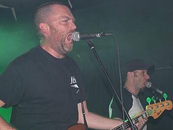 Wie zu besten "Vestrufa"-Zeiten ging es in der "Alten Malzfabrik" zu. Bassist Bernd Walter (links) und Gitarrist Michael Thienel von der Band "Arrested Mind" schrien sich die Seele aus dem Leib.  Foto: Stephan Stöckel.