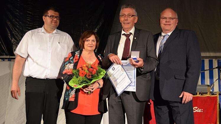Alexander Männlein vom BFV (rechts) und der erste Vorsitzende Edgar Litz (links) beglückwünschen Günter und Anni Erkens. Foto: Larissa Händel