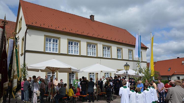 Die Alte Schule in Wittershausen erstrahlte bei ihrer Einweihung in neuem Glanz.  Foto: Björn Hein