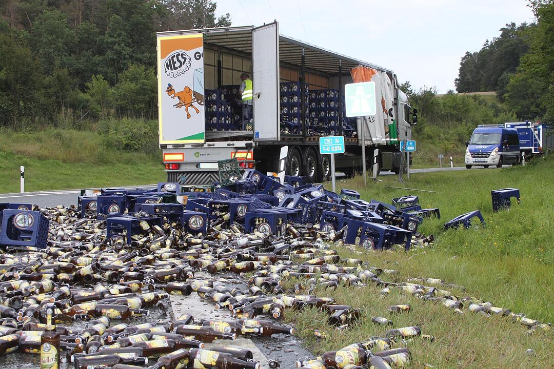 Landkreis Kulmbach: Bierlaster verliert Ladung auf B85