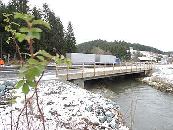Ab Freitag (15. Dezember) wird der Verkehr bei Schnappenhammer wieder über beide Fahrbahnen der Brücke über die Wilde Rodach fließen können. Foto: Marian Hamacher