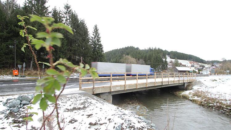 Ab Freitag (15. Dezember) wird der Verkehr bei Schnappenhammer wieder über beide Fahrbahnen der Brücke über die Wilde Rodach fließen können. Foto: Marian Hamacher