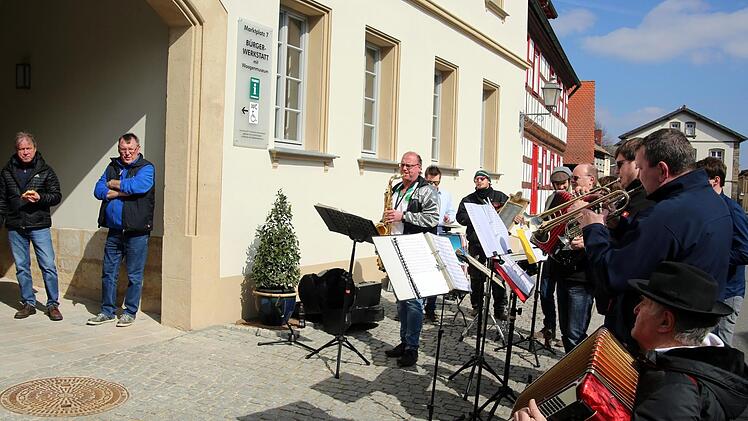 Mit der Bürgerwerkstatt ist mitten in Untermerzbach ein Schmuckstück entstanden. Am Samstag wurde der neue Treffpunkt eingeweiht. An der Fassade fallen schöne, freigelegte Sandsteinboden und Jugendstilelemente ins Auge. Vor dem haus spielte die Blasmusik auf.