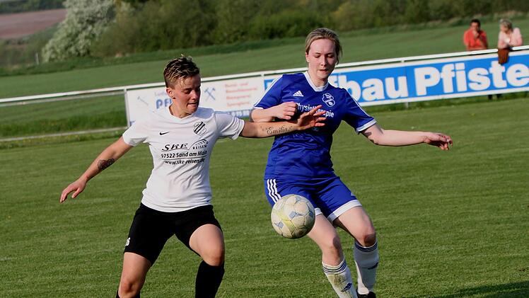 Zweikampf zwischen der Limbacherin Helene Krause (l.) und Cindy Clow (Bild links). Carolin Höfler (Zweite v. l.) setzt sich gegen ihre Limbacher Konkurrentin durch. Fotos: Günther Geiling
