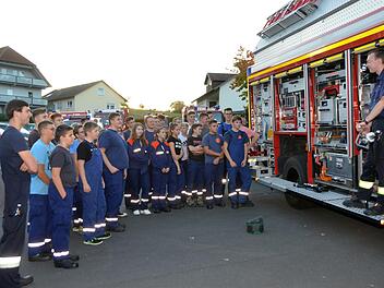 Der Rüstwagen aus Bad Kissingen war die Station 1 bei der 24h-Übung der Jugendfeuerwehren aus Katzenbach,  Lauter, Oehrberg und Stralsbach. Fotos: Peter Rauch