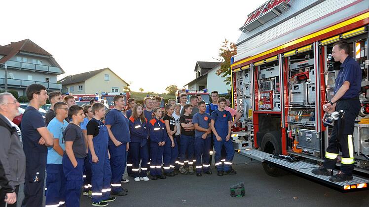 Der Rüstwagen aus Bad Kissingen war die Station 1 bei der 24h-Übung der Jugendfeuerwehren aus Katzenbach,  Lauter, Oehrberg und Stralsbach. Fotos: Peter Rauch