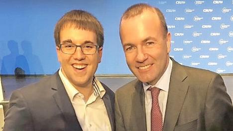 Der 26-j&auml;hrige Herzogenauracher Konrad K&ouml;rner mit dem CSU-Spitzenkandidat Manfred Weber  Foto: privat