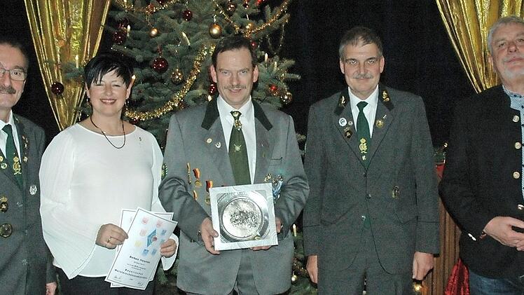 Ehrung bei der Schützengesellschaft Coburg (von links): Hans-Herbert Hartan, Barbara Florschütz, Helmut Stubenrauch, Schützenmeister Stefan Stahl und Oberbürgermeister Norbert Tessmer.  Fotos: Edwin Meißinger
