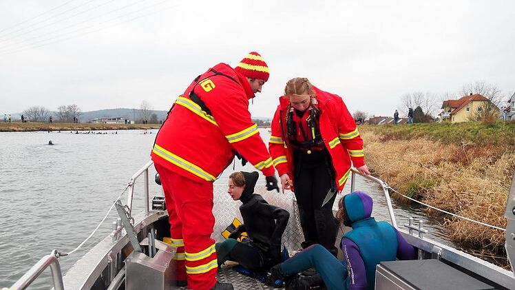 Die DLRG Burgkunstadt nahm zwei erschöpfte Schwimmerinnen auf und sorgte u.a. auch für den sicheren Transport der örtlichen Pressevertreterin.