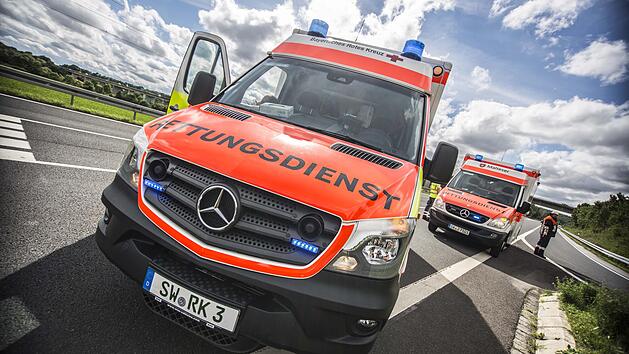 Der Rettungsdienst k&uuml;mmerte sich um die verletzte 73-J&auml;hrige.