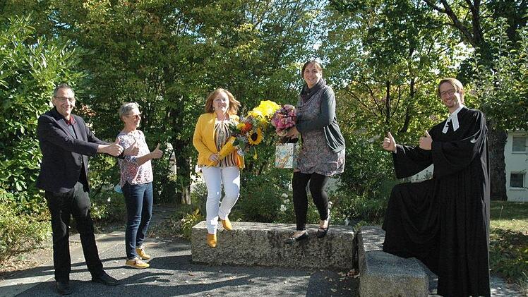Kirchenvorsteher Thomas Nowak, die Vertrauensfrau Monika Biederer (von links) und Pfarrer Veit Röger (rechts) von der Johanneskirche sagen den neuen Leiterinnen Franziska Aßmus und Christina Dietze (Dritte und Vierte von links) ihre Unterstützung zu.  Foto: Edwin Meißinger