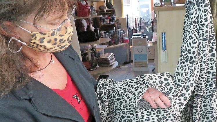 Die linke Seitennaht des Leopardenkleides ist aufgerissen und ausgefranst: Sabine Zielina begutachtet das.