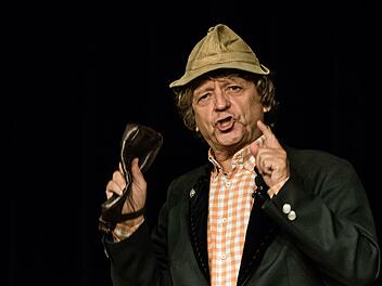 Als Kabarettist verkörpert er Erwin Pelzig, den Mann mit dem unverwechselbaren Cord-Hütli. Als Privatperson ist Frank-Markus Barwasser bei aller Skepsis ein unverdrossener Kämpfer für die Idee der Demokratie.Foto: Jochen Berger