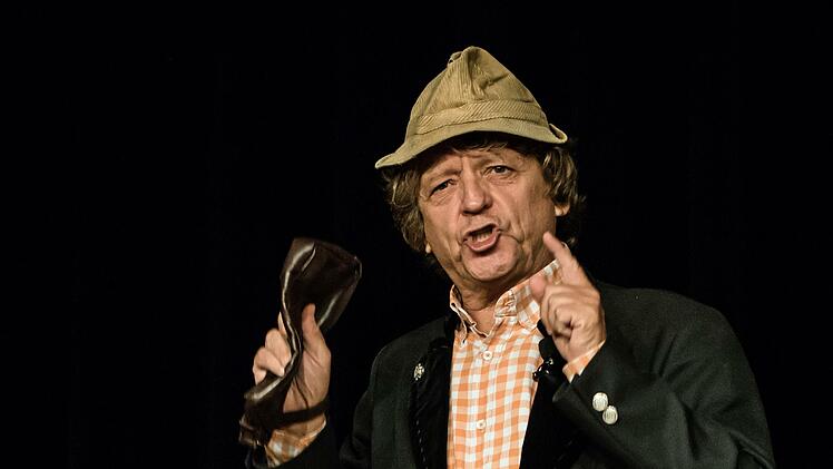 Als Kabarettist verkörpert er Erwin Pelzig, den Mann mit dem unverwechselbaren Cord-Hütli. Als Privatperson ist Frank-Markus Barwasser bei aller Skepsis ein unverdrossener Kämpfer für die Idee der Demokratie.Foto: Jochen Berger