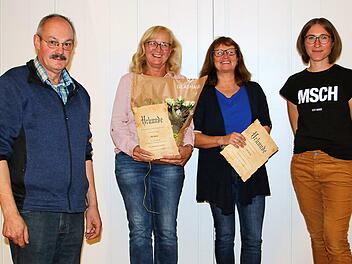 Kinderpflegerin Marianne Schinzel (Zweite von Links) gehört seit  40 Jahren zum Team des Kindergartens in Rannungen. Zehn Jahre dabei ist  Kindergartenleiterin Antje Weißmann (rechts daneben). Die Vorsitzende des  Johannes-Vereins, Elisabeth Wohlfahrt (ganz rechts), überreichte Urkunden  und Geschenke. Links Bürgermeister Fridolin Zehner. Foto: Dieter Britz