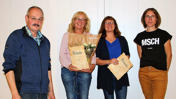 Kinderpflegerin Marianne Schinzel (Zweite von Links) gehört seit  40 Jahren zum Team des Kindergartens in Rannungen. Zehn Jahre dabei ist  Kindergartenleiterin Antje Weißmann (rechts daneben). Die Vorsitzende des  Johannes-Vereins, Elisabeth Wohlfahrt (ganz rechts), überreichte Urkunden  und Geschenke. Links Bürgermeister Fridolin Zehner. Foto: Dieter Britz
