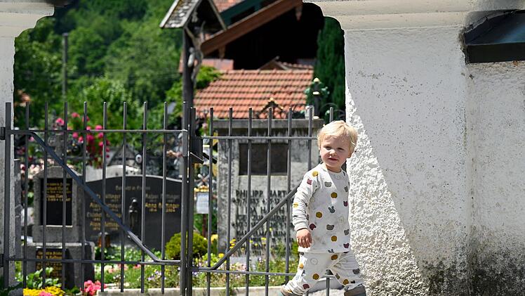 Marks und Trixies Sohn "Karlchen" (Henry K&ouml;glsperger) b&uuml;xt von zu Hause aus und versetzt das ganze Dorf in Aufruhr.