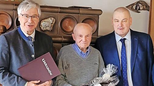 B&uuml;rgermeister R&uuml;diger Gerst (links) und Zweiter B&uuml;rgermeister Volker Pflaum gratulierten Engelbert Ortlauf.