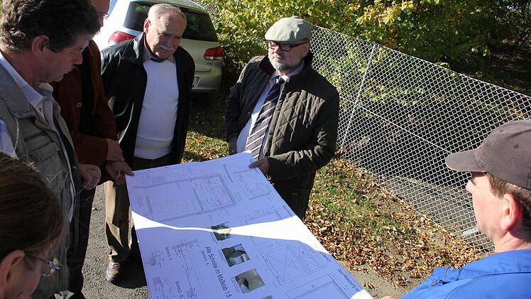 Auf dem Plan zeigte Günter Hermsen (links), welche Arbeiten anstehen.