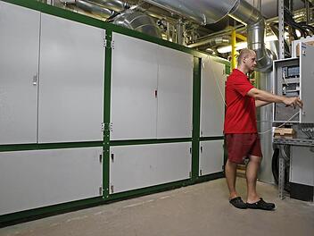 Die Eon-Tochter Bayernwerk Natur GmbH betreibt für die Hirschaider Frankenlagune und benachbarte kommunale Einrichtungen dieses Blockheizkraftwerk. Die Marktgemeinderäte machen sich nun Gedanken, diese mit Methan betriebene Maschine zu erwerben oder zu ersetzen. Hier sieht Marko Lis, Fachangestellter für Bäderbetriebe, nach dem Rechten. Foto: Matthias Hoch