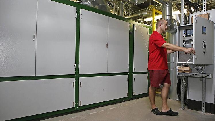 Die Eon-Tochter Bayernwerk Natur GmbH betreibt für die Hirschaider Frankenlagune und benachbarte kommunale Einrichtungen dieses Blockheizkraftwerk. Die Marktgemeinderäte machen sich nun Gedanken, diese mit Methan betriebene Maschine zu erwerben oder zu ersetzen. Hier sieht Marko Lis, Fachangestellter für Bäderbetriebe, nach dem Rechten. Foto: Matthias Hoch