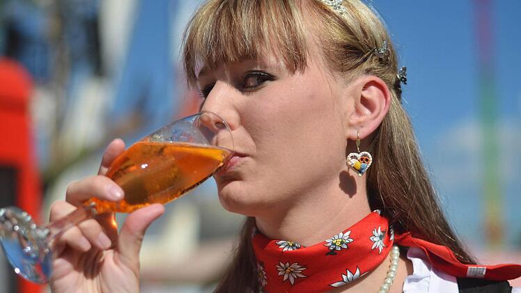 Volksfestkönigin Andrea gönnt sich einen Sprizz. Foto: Nikolas Pelke