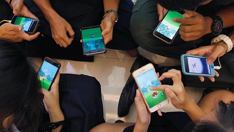 Beim vielen Pokémon-Go-Spielen geht der Akku schnell leer und das Datenvolumen wird verstärkt aufgebraucht. Symbolbild: dpa