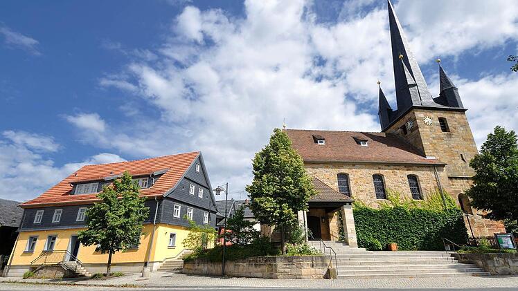 Die evangelische Pfarrkirche St. Laurentius stammt aus dem 13. Jahrhundert.  Fotos: Harald Koch