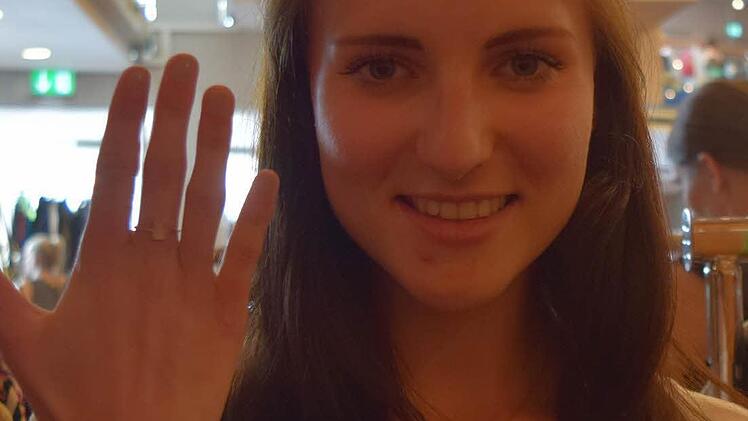 Julia Taubmann zeigt ihren neuen Schmuck - ein Armband und ein Ring. Foto: Daniela Pondelicek