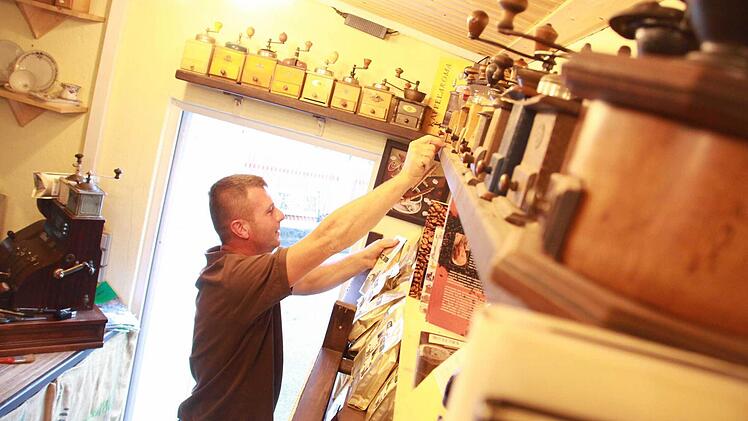 Rainer Bühner ist der wohl einzige Kaffee-Röster in der Rhön. Am "Tag des Kaffees" erklärt er, wie guter Kaffee schmecken muss. Foto: Carmen Schmitt