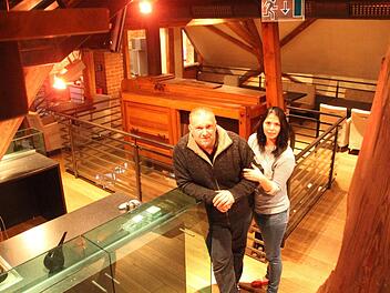 Elena-Liliana Zemleacov (38) und Markus Götschel (36) hauchen der Alten Mälzerei in Höchstadt neues Leben ein.  Foto: Christian Bauriedel