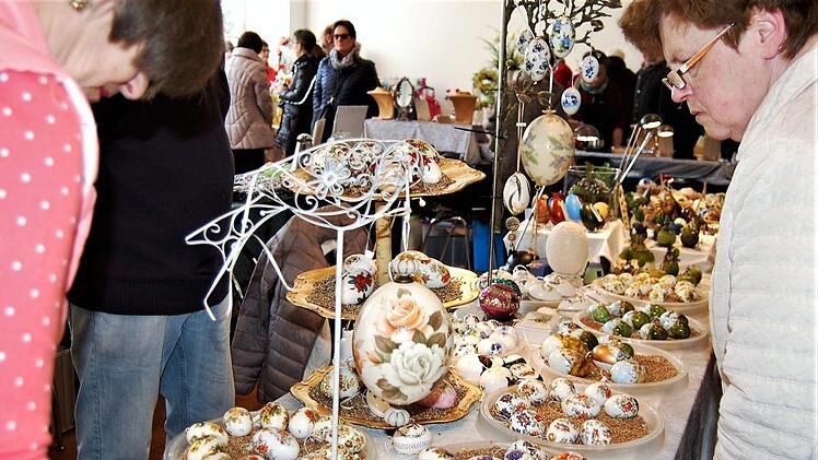 Kunsthandwerk unterschiedlicher Art gab es beim Ostereiermarkt in der Alten Aula zu bestaunen. Foto: Sigismund von Dobschütz