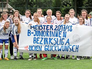 &Uuml;ber die Meisterschaft freuen sich (knieend, jeweils v. l.) Torwarttrainer Patrick Schuler, Mariella Schuler, Alina Dorsch, Rebecca M&uuml;ller, Xenia Miener, Nina Simon, Lara Bardou, Nadine Schmauser, Vorsitzende Claudia Steblein. In der hinteren Reihe von links. Betreuer Helmut Simon, Alina Mattus, Sarah Hammerl, Anna Pabsthart, Michelle Hermann, Natalie Zeh, Maria Friedel, Melanie Hennemann, Linda Pfohlmann, Ronja Zegar, Isabella Martinez und Trainer Steffan Seidler.  Foto: privat