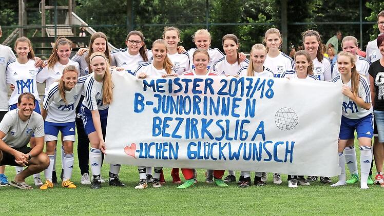 &Uuml;ber die Meisterschaft freuen sich (knieend, jeweils v. l.) Torwarttrainer Patrick Schuler, Mariella Schuler, Alina Dorsch, Rebecca M&uuml;ller, Xenia Miener, Nina Simon, Lara Bardou, Nadine Schmauser, Vorsitzende Claudia Steblein. In der hinteren Reihe von links. Betreuer Helmut Simon, Alina Mattus, Sarah Hammerl, Anna Pabsthart, Michelle Hermann, Natalie Zeh, Maria Friedel, Melanie Hennemann, Linda Pfohlmann, Ronja Zegar, Isabella Martinez und Trainer Steffan Seidler.  Foto: privat