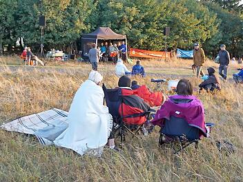 Spirituelle Lieder aus verschiedenen Kulturkreisen wurden auf dem Gipfel des Kreuzbergs gesungen.  Foto: Marion Eckert