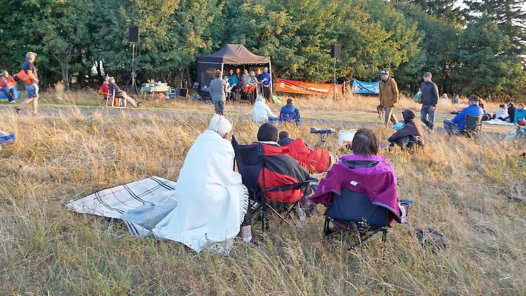 Spirituelle Lieder aus verschiedenen Kulturkreisen wurden auf dem Gipfel des Kreuzbergs gesungen.  Foto: Marion Eckert