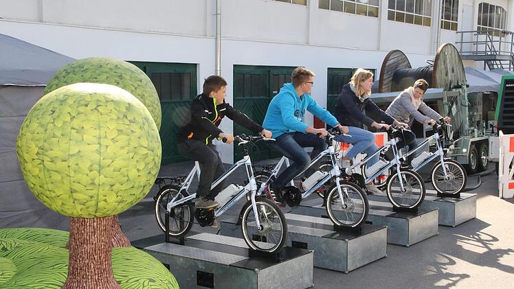 Wenn beim Strampeln auf den Lade-Fahrrädern genug Energie erzeugt wurde, standen die Bäume der Luftkisseninsel daneben schön aufrecht. Foto: Desombre