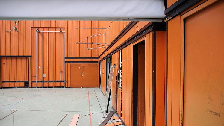 Ein letzter Rundgang durch die alte Dreifachsporthalle: Im Inneren ist der Abriss schon im Gange.Foto: Ulrike Nauer