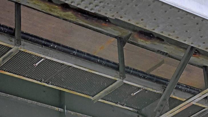 Noch hängt die Abwasserleitung des Zweckverbands zur Abwasserbeseitigung im Raum Theres an der Brücke über den Main zwischen Obertheres und Untertheres. An der neuen Brücke jedoch dürfen keine Leitungen mehr angebracht werden. Daher muss der Verband einen Maindüker bauen.