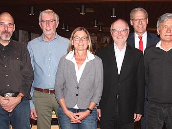 Der neu gewählte Vereinsrat mit Gerd Ankermann, Jörg Allerdissen, Ulrike Schlichte, Lothar Babler und Jürgen Bauer (v. l.), hinten Bürgermeister German Hacker     Foto: Richard Sänger