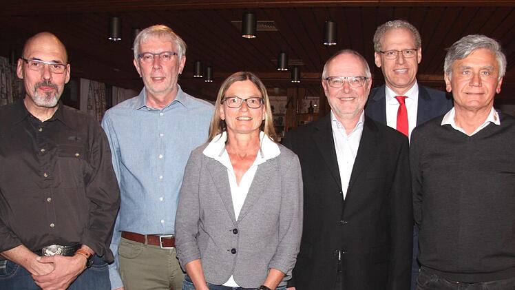 Der neu gewählte Vereinsrat mit Gerd Ankermann, Jörg Allerdissen, Ulrike Schlichte, Lothar Babler und Jürgen Bauer (v. l.), hinten Bürgermeister German Hacker     Foto: Richard Sänger