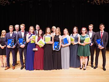 Die Schüler mit dem "echten" Einserabitur wurden von Landrat Klaus Löffler (Dritter von links) ausgezeichnet. Mit im Bild: Die Schulleiterin Renate Leive (Siebte von rechts) und Elternbeiratsvorsitzender Nikolaus Wiegand (Sechster von links) Foto: Veronika Schadeck
