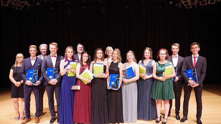 Die Schüler mit dem "echten" Einserabitur wurden von Landrat Klaus Löffler (Dritter von links) ausgezeichnet. Mit im Bild: Die Schulleiterin Renate Leive (Siebte von rechts) und Elternbeiratsvorsitzender Nikolaus Wiegand (Sechster von links) Foto: Veronika Schadeck