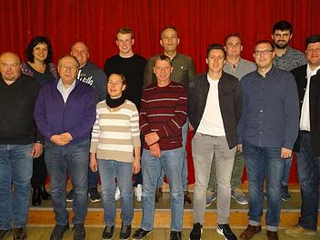 Die Kandidaten der unabhängigen Wählergemeinschaft Geroda (von links): Heiko Heinle, Monika Bienmüller, Fred Hilsdorf, Holger Knauer, Rita Kohl, Matthias Kohl, Ingo Fechner, Michael Bayer, Florian Heck, Johannes Wirth, Ralph Regus, Patrick Reppert und Bürgermeisterkandidat Alexander Schneider.  Foto: Marion Eckert